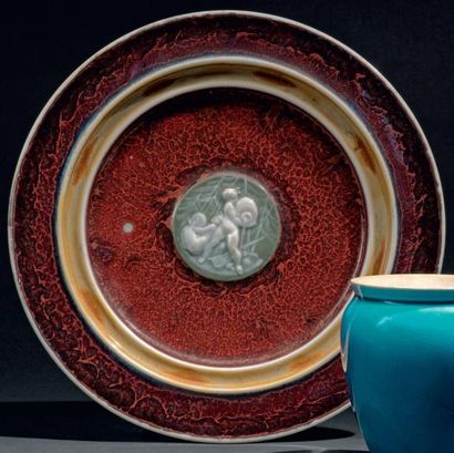 TAXILE DOAT (1891-1938) PLAT en porcelaine épaisse à fond creux et marli plat sur...