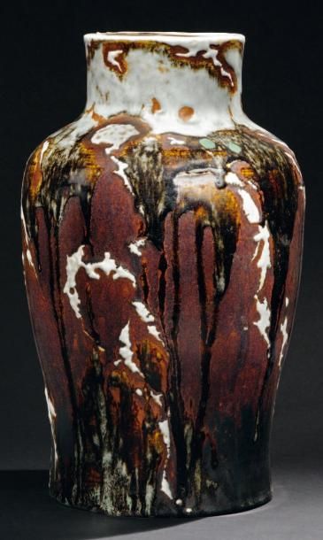 TAXILE DOAT (1891-1938) VASE BALUSTRE en porcelaine épaisse à épaulement et col légèrement...