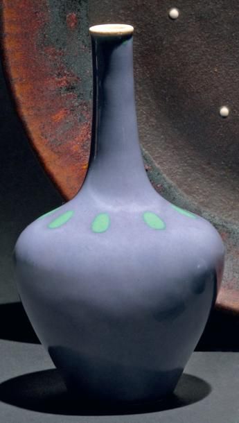TAXILE DOAT (1891-1938) VASE SOLIFLORE en porcelaine épaisse à base bulbeuse largement...