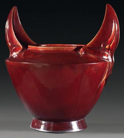 CLÉMENT MASSIER (1844-1911) CACHE-POT en céramique flammée rouge à anses latérales...
