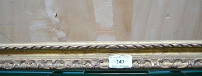 null Cadre en bois et stuc doré de style Louis XIIII à décor de culots et rubans...