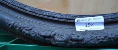 null Cadre ovale en bois et stuc noirci

Epoque Napoleon III

45 x 36,5 cm - Profil...