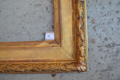 null Cadre en bois et stuc doré à décor de paquets de laurier

Epoque Napoléon III...