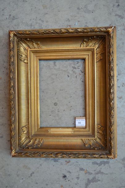 null Cadre à canaux en bois et stuc doré

Epoque Napoléon III (accidents)

14,7 x...
