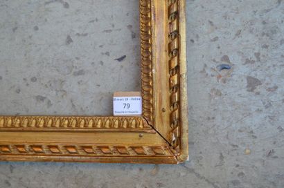 null Baguette en bois sculpté et doré à décor de rubans et de rais de cœur à la vue

Epoque...