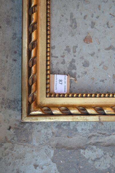 null Cadre en bois et stuc doré à décor de rubans et de perles de style Louis XVI

Xxe...