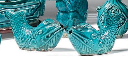CHINE Époque Kangxi (1662-1722) Trois poissons formant compte-gouttes en porcelaine...
