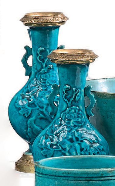 CHINE XVIIIe siècle Deux vases balustres à deux anses en porcelaine émaillée bleu...