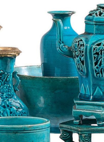 CHINE Époque Kangxi (1662-1722) Bol et vase à col évasé en porcelaine émaillée bleu...