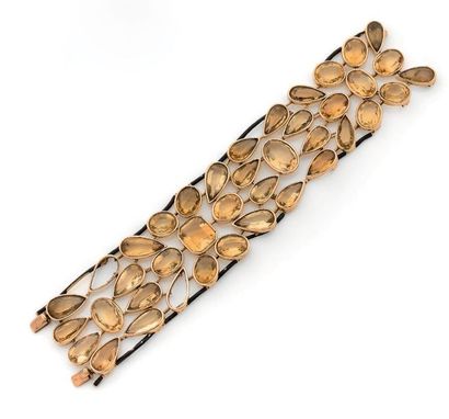 null Rare bracelet souple en or jaune 18K (750) formé d'un large ruban articulé d'un...