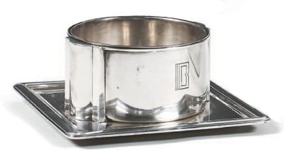 Jean Elysée PUIFORCAT (1897-1945) Une saucière à plateau carré fixe en argent 1er...