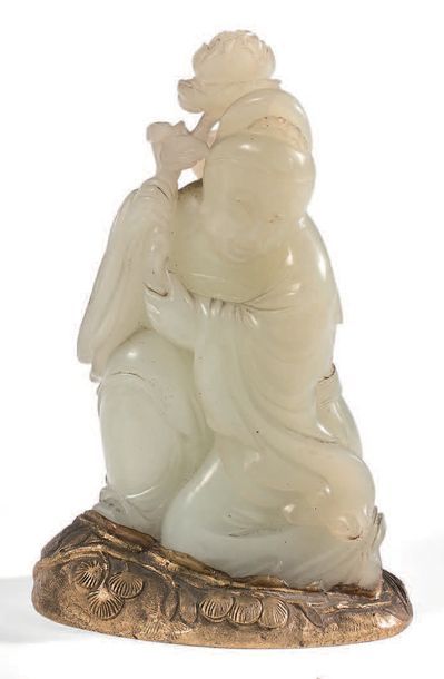 CHINE XVIIIe siècle Statuette de dignitaire en néphrite céladon, agenouillé sur un...