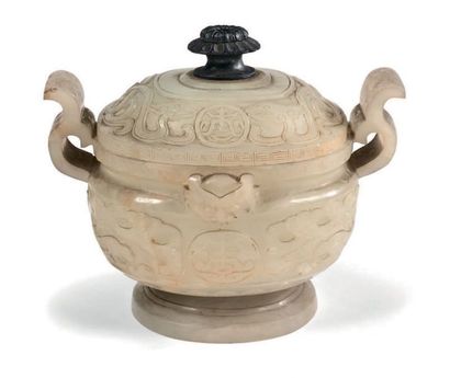 CHINE XVIIIe siècle Brûle-parfum en néphrite blanche à décor sculpté de masques de...