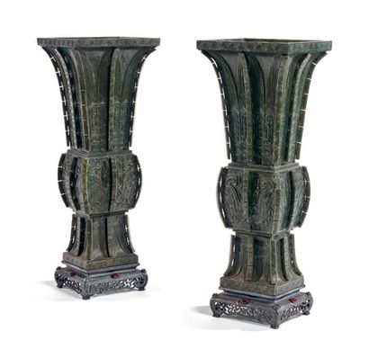 CHINE XVIIIe siècle Paire de vases de forme "fang gu" en néphrite verte à décor sculpté...