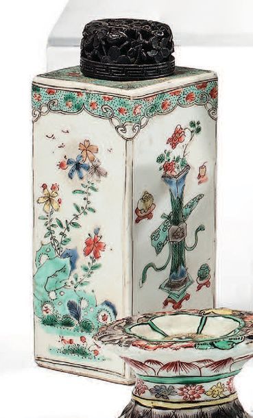 CHINE Époque Kangxi (1662-1722) Paire de flacons quadrangulaires en porcelaine à...