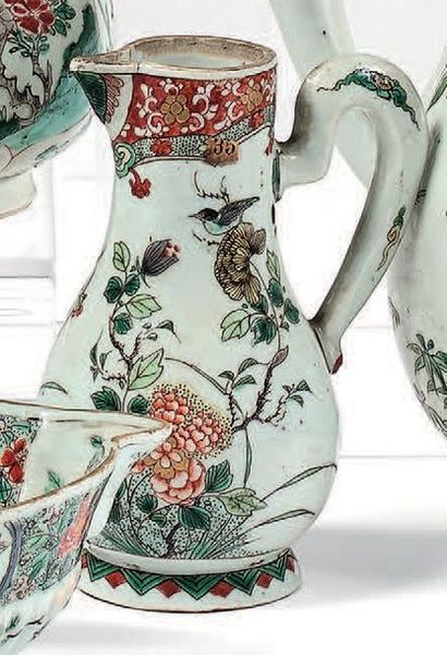 CHINE Époque Kangxi (1662-1722) Crémier en porcelaine à décor famille verte de lotus,...