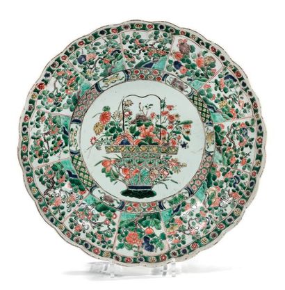 CHINE Époque Kangxi (1662-1722) RECTIFICATIF : PLAT CASSE EN DEUX
Grand plat en porcelaine...