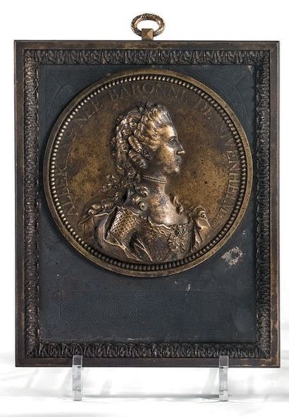 D'après Jean-Baptiste NINI 1717-1786 
Portrait de la Baronne de Nivenheim
Médaillon...