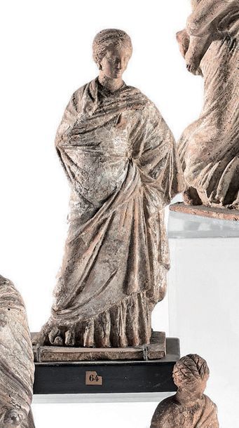 null Deux statuettes représentant des femmes drapées, une provenant de la collection...