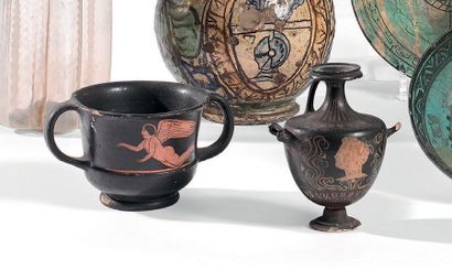 null Quatre vases (deux hydries, un canthare et un lécythe) de style grec.
Terre...