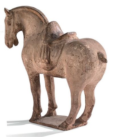 CHINE 
Statuette de cheval harnaché en terre cuite, posé sur une terrasse, la tête...