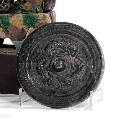 CHINE 
Miroir en bronze à décor en relief de deux dragons pourchassant la perle sacrée...
