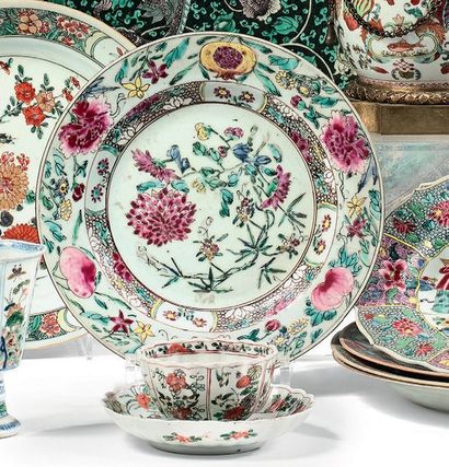 CHINE 
Deux assiettes en porcelaine à décor famille rose de vase fleuris de pivoines...