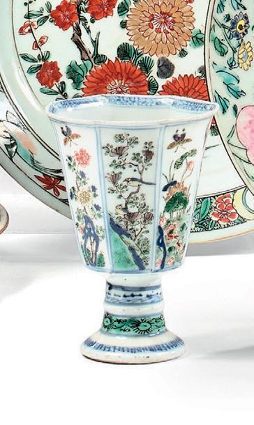 CHINE 
Coupe sur piédouche en porcelaine à décor famille verte de fleurs et oiseaux...