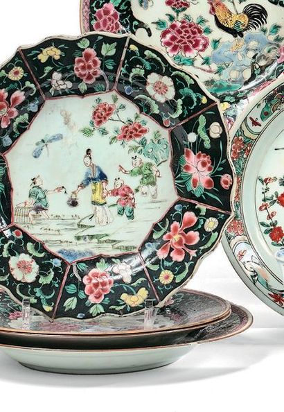 CHINE 
Assiette polylobée en porcelaine décorée en famille rose de femme et enfants...