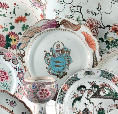 CHINE 
Plat de forme polylobée en porcelaine à décor de famille rose d'armoiries...