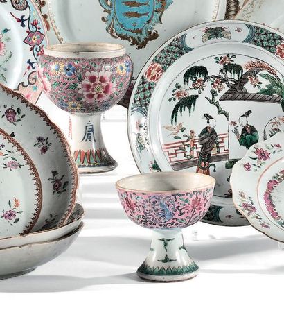 CHINE 
Deux bols sur piédouche en porcelaine à décor famille rose de fleurs sur fond...