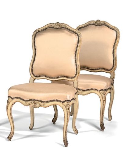 null Paire de chaises à la reine en bois mouluré sculpté, relaqué crème et rechampi...