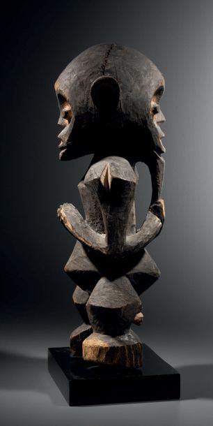  Statue Mambila, Cameroun Bois H. 38 cm Mambila figure, Cameroon H. 15 in Provenance:...