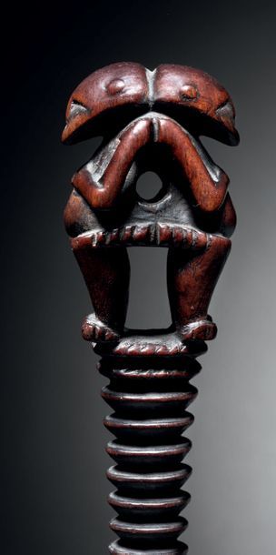 null ? Chasse-mouche Tahiri-ra'a des Îles Australes avec un personnage janus, Polynésie
Époque...
