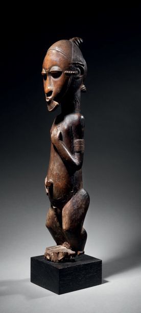 null Statue Baoulé, Côte d'Ivoire
Bois dur à patine brun foncé nuancé rouge par endroits
H....