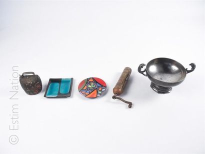 LOT DIVERS Set of miscellaneous objects including: 
- a small painted bell. Old work....