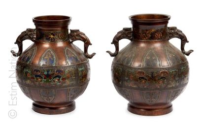 JAPON Pair of globular vases with two bronze handles with polychrome enamelled decoration...