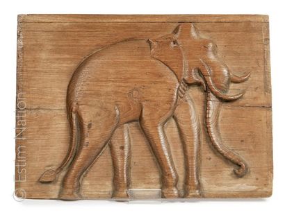 LAOS Panneau de charrette en bois sculpté à décor d'un éléphant en mouvement
Ethnie...