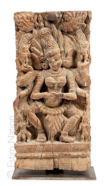 INDE Bois de char sculpté représentant une divinité féminine hindoue en mouvement...