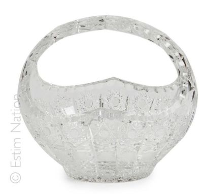 ARTS DE LA TABLE Crystal basket with
Bohemian flower cut decoration
Height: 19 cm...