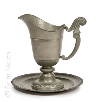 AIGUIÈRE Helmet ewer and its tin tray with gadrooned decoration
Height: 26 cm
(good...