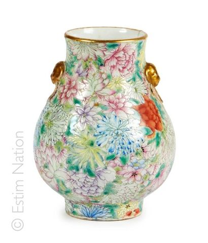 CHINE Porcelain vase with polychrome and gold decoration of a thousand flowers
Height:...