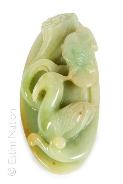 CHINE Composition végétale de forme ovale en jade sculptée
Largeur : 6,5 cm env.