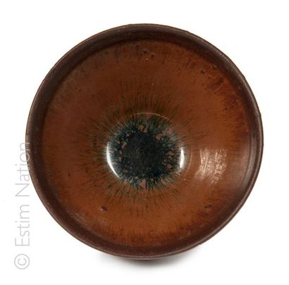 CHINE - Epoque SONG (960 - 1279) Chawan tea bowl in brown enamelled stoneware and...
