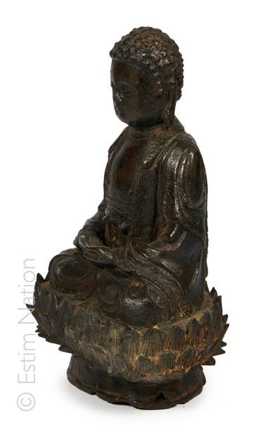 CHINE - Epoque MING (1368 - 1644) Bronze statuette of Amithayus with brown patina...