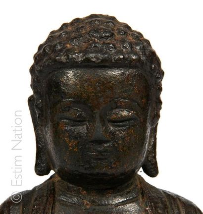 CHINE - Epoque MING (1368 - 1644) Statuette d'Amithayus en bronze à patine brune...