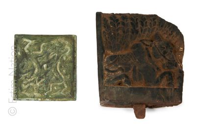 CHINE XXe siècle. Rectangular mirror with relief decoration of two dragons. 
Length:...