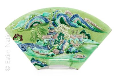CHINE - Début XXe siècle Four fan-shaped plaques in polychrome enamelled porcelain,...