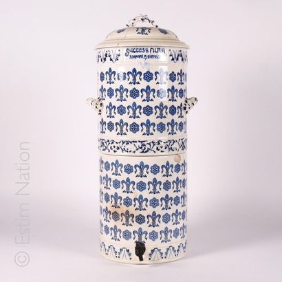 FONTAINE FAIENCE A two-part round fountain in earthenware with a white background...