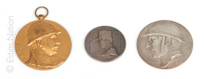 MÉDAILLES Trois médailles en bronze doré et argenté à l'effigie d'Albert, roi Soldat...